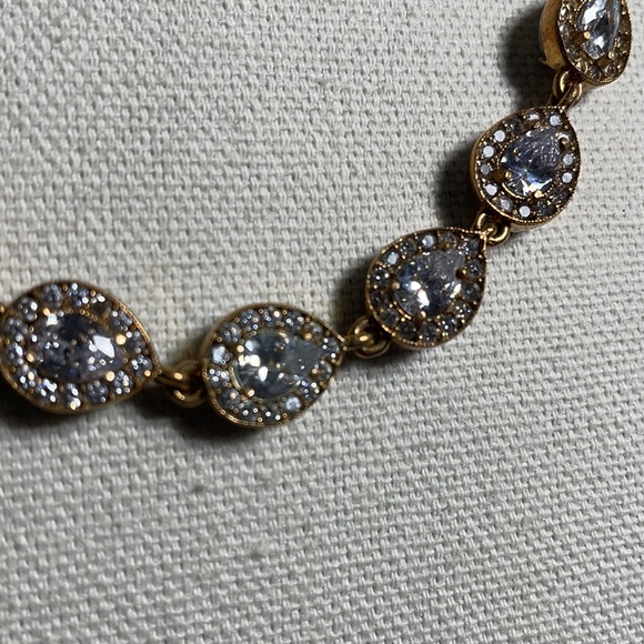 Gulten Dye swavorski gold tone necklace - Picture 2 of 3